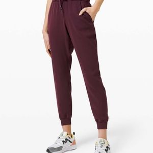Lululemon On the fly woven jogger casis size 12